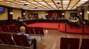 PP y Vox sacan adelante sus mociones de apoyo a la ciudad autónoma, mientras la sesión aborda también sanidad, vivienda y asuntos sociales.