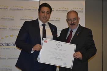 Jonathan Praena, presidente del Club de futbol Fuenlabrada,  recogió la medalla por la gestión y el notable impulso al club azulón de nuestra ciudad.
