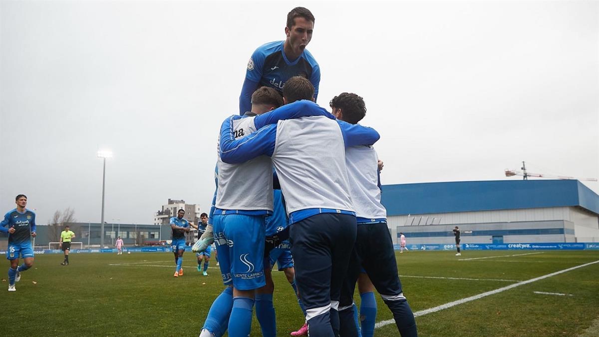 El conjunto de Carlos Martínez se impuso por dos goles a uno a la Ponferradina en el Estadio Fernando Torres en un partido pasado por agua