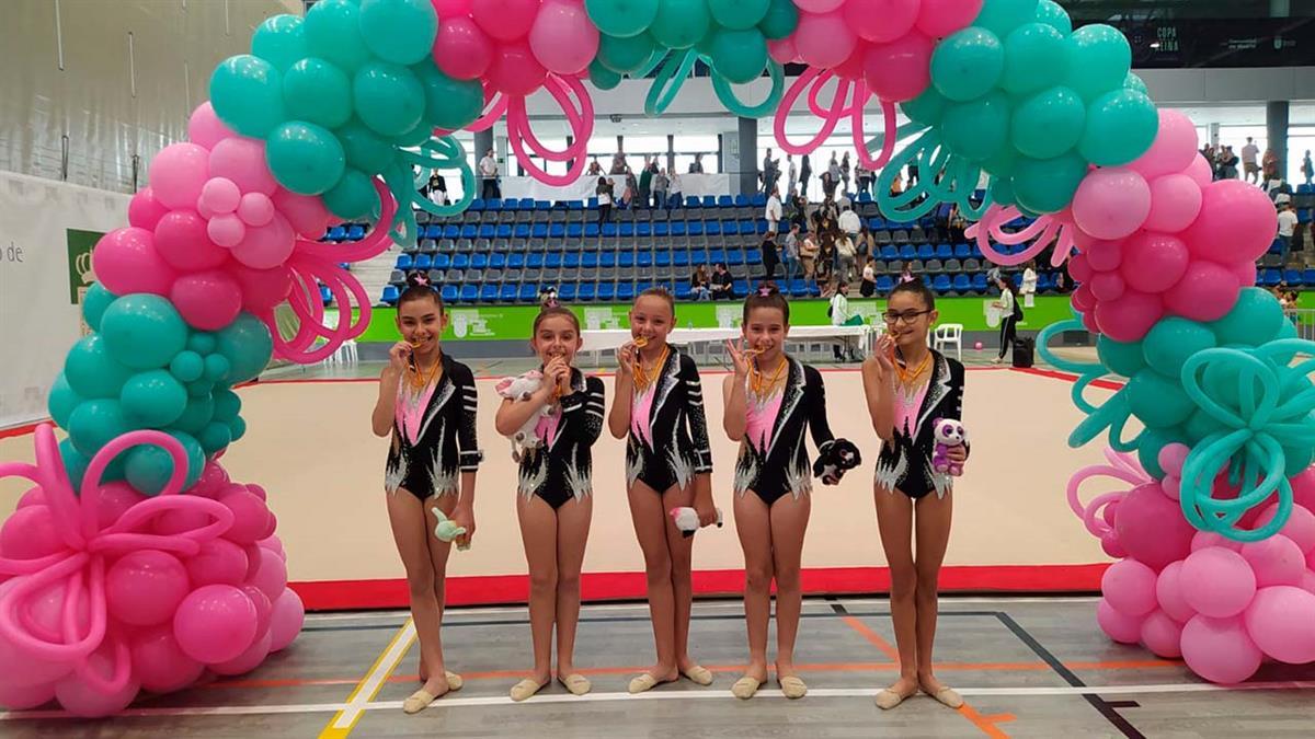 Las gimnastas Carla y Alba lograron ascender a nivel iniciación tras empatar en la primera posición en categoría juvenil con aro