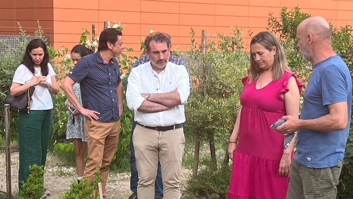 La concejala del distrito, Yolanda Estrada, ha visitado la instalación, integrada en la Red municipal de huertos urbanos comunitarios
