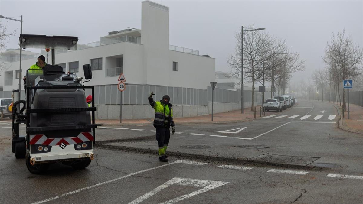 El Ayuntamiento realiza semanalmente trabajos de reparación de baches en distintas zonas de la localidad 