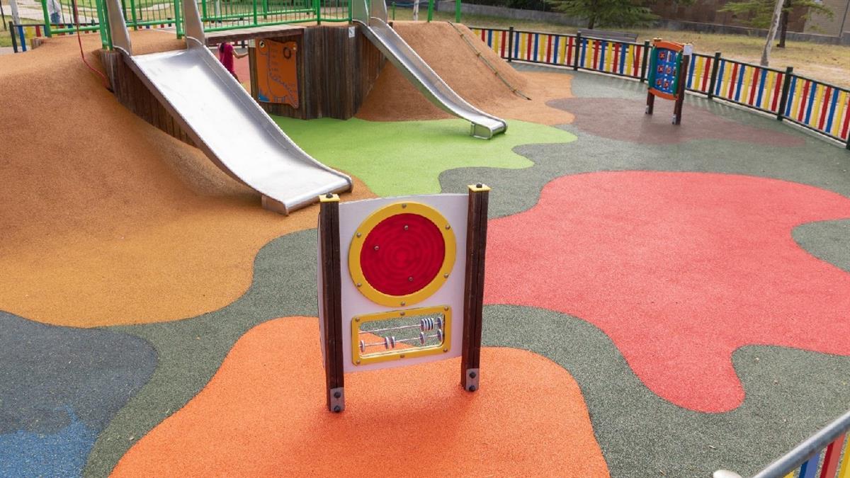 Cambiado el caucho de los parques de las calles Santiago Ramón y Cajal y Miguel Hernández