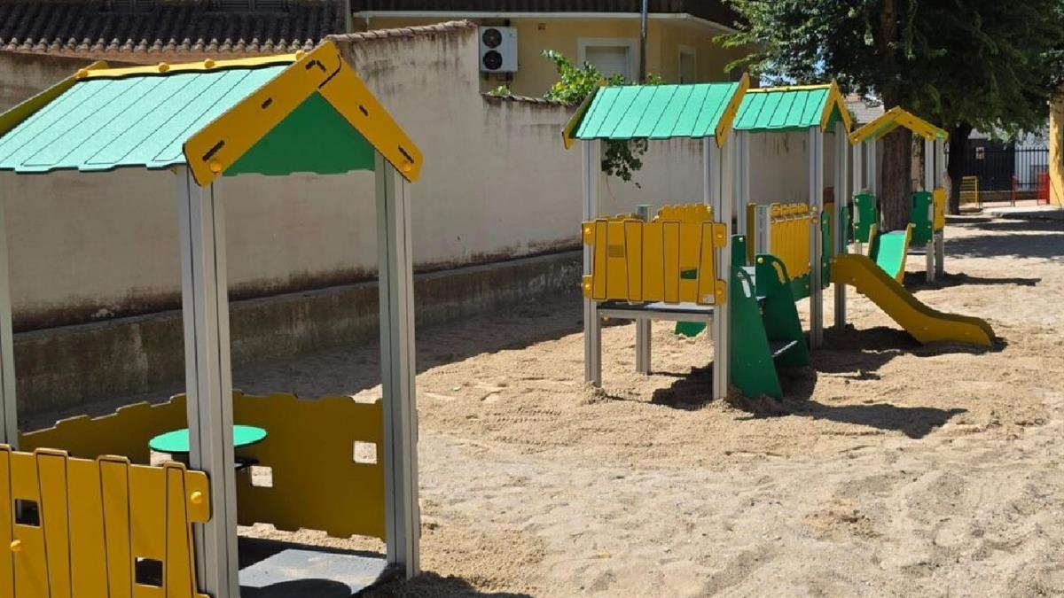 El CEIP San Marcos ya cuenta con nuevos juegos infantiles renovados
