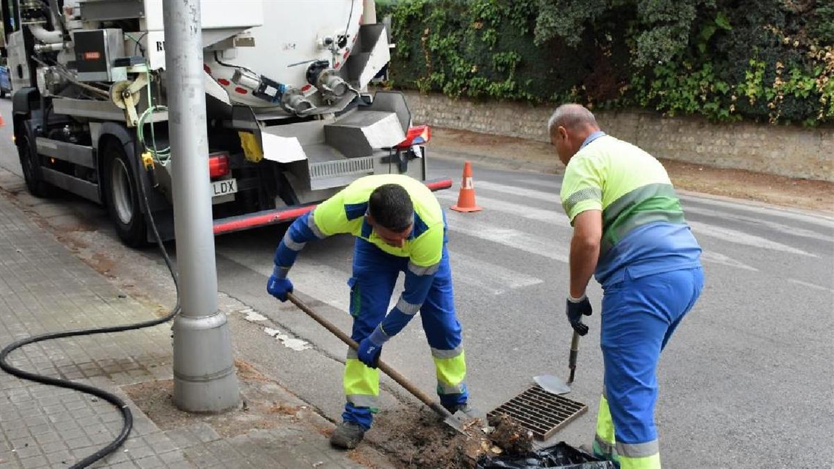 Prosigue el plan de conservación, mantenimiento y limpieza de las redes de alcantarillado municipales