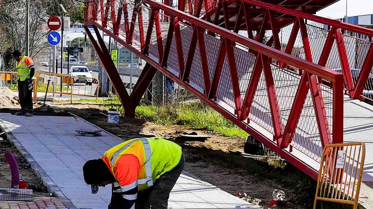 Manuel Bautista ha visitado la mejora del entorno del parque infantil de Siete Picos