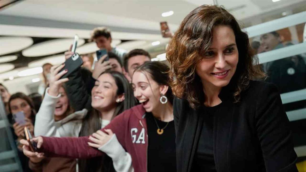 La Presidenta de la Comunidad anima a los jóvenes a no resignarse porque son el futuro de España
