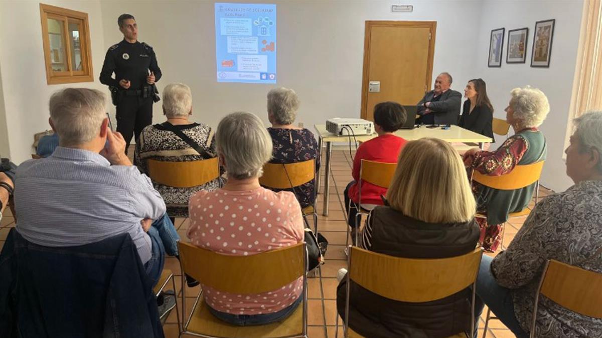 Un agente ha ofrecido una charla gratuita donde les ha transmitido consejos