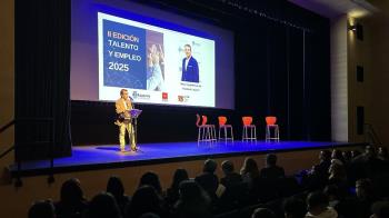 Un conferenciante experto en formación guio una charla con un emprendedor de éxito, una profesora de Imagen y dos alumnos de FP