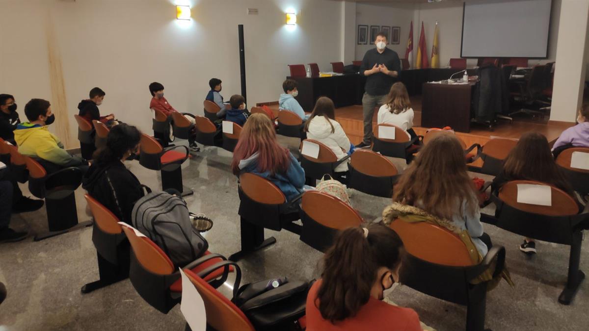 Diversos expertos y psicólogos ofrecen charlas a los más pequeños sobre la importancia de los estudios y la adopción de mascotas