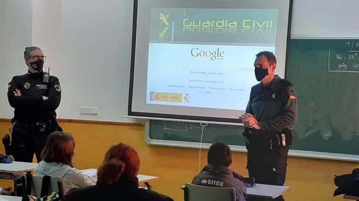 La policía ha impartido diferentes charlas temáticas a los alumnos del centro