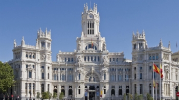 Colores negro, rojo y verde en apoyo a la población afgana tras la victoria talibán