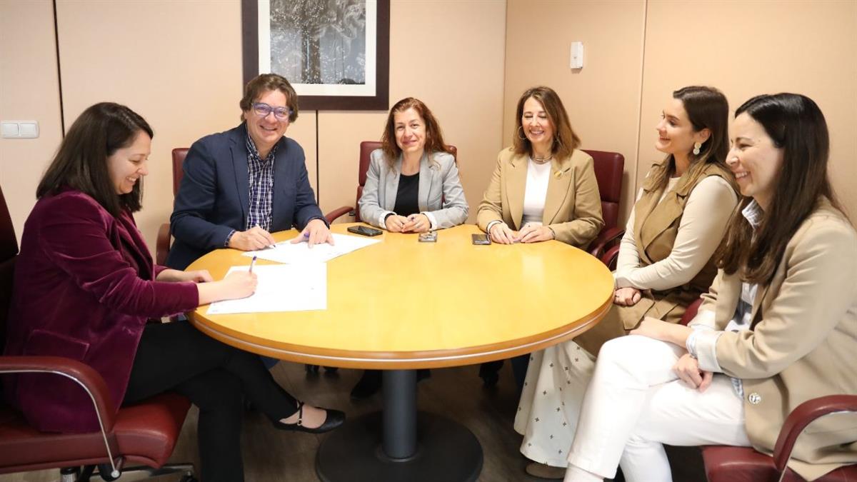 El alcalde Javier Ayala firma un acuerdo con ISMS Forum que impulsa la protección de datos con criterios ambientales, sociales y éticos