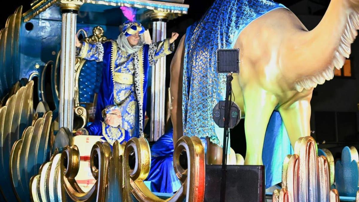 Se lanzaron más de 1.400 kilos de caramelos