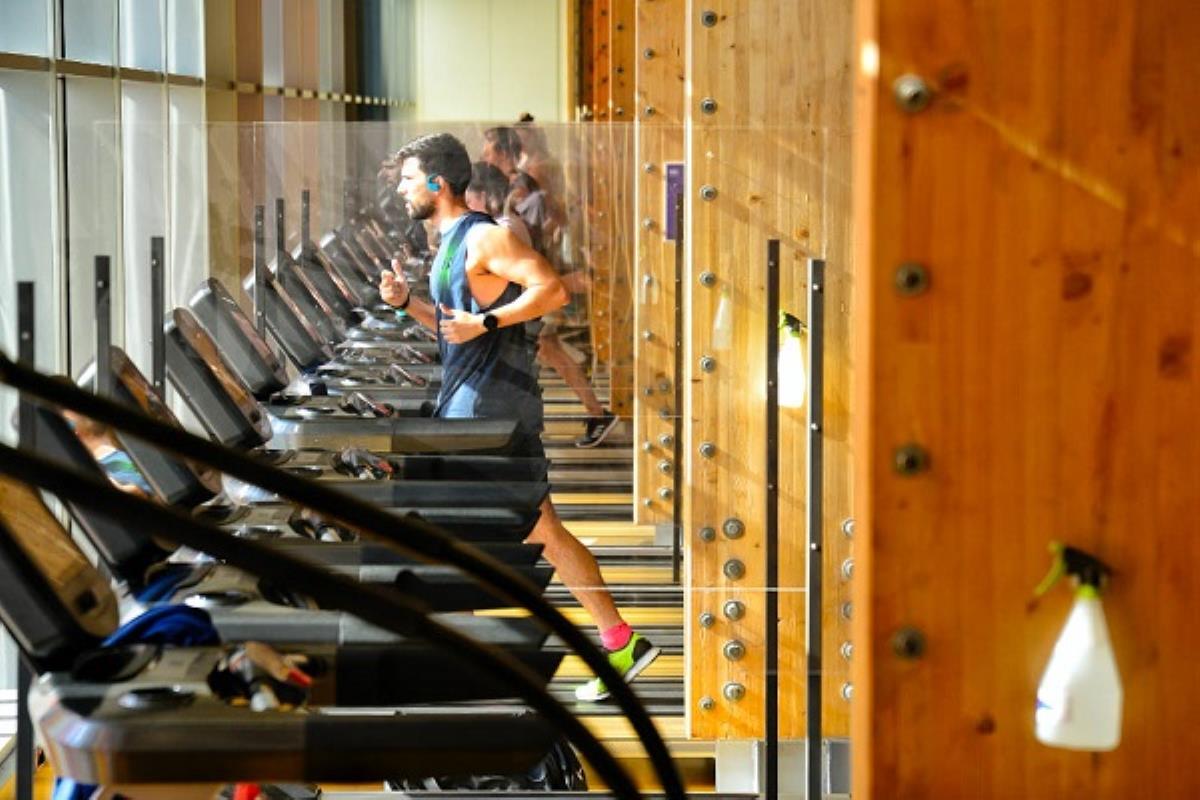 La asistencia a la instalación deportiva tuvo lugar bajo cita previa, con controles de temperatura a la entrada, estaciones de limpieza en todos los espacios deportivos y el cumplimiento del distanciamiento social