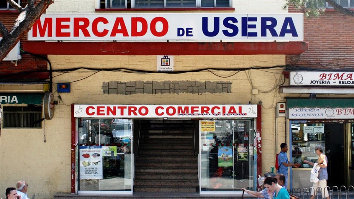 El barrio llora el cierre de este edificio tras, denuncian, años de abandono