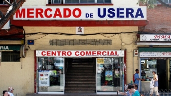 El barrio llora el cierre de este edificio tras, denuncian, años de abandono