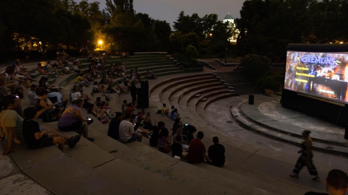 Ofrece una alternativa cultural y de ocio al aire libre durante los meses estivales