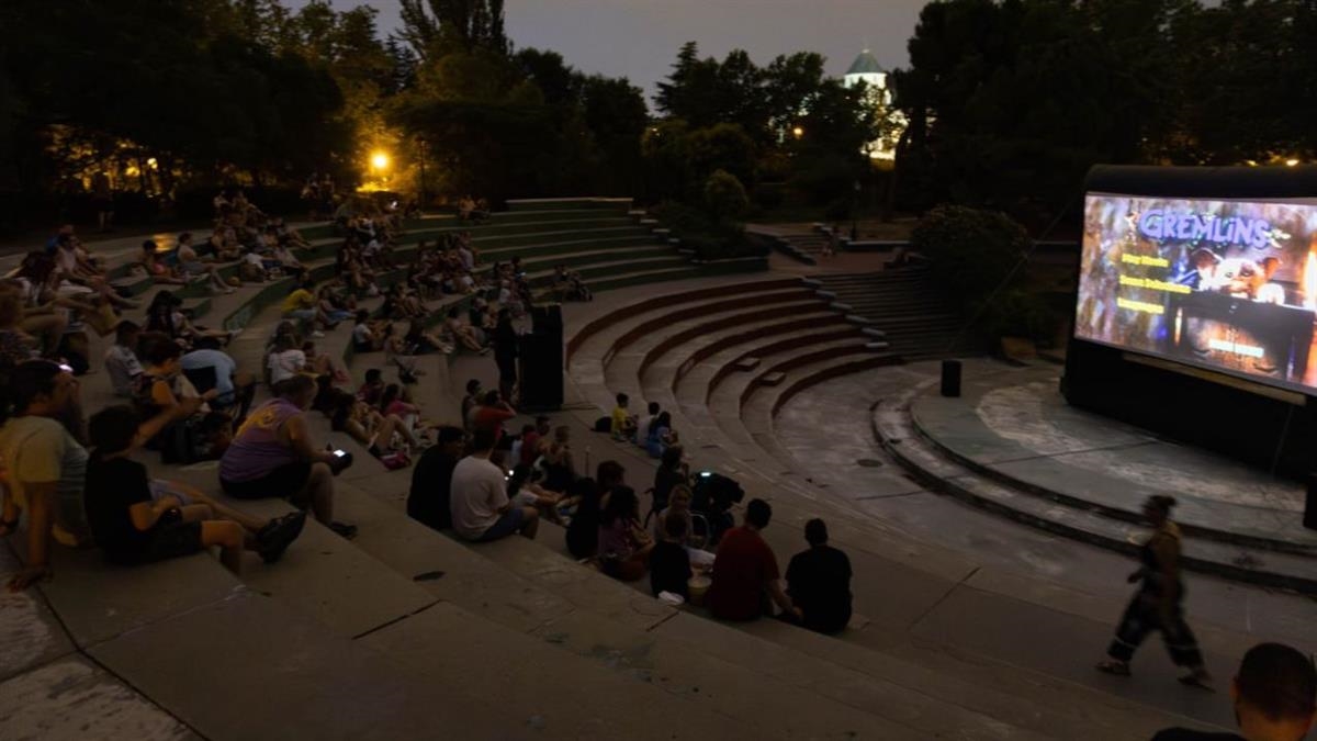 Ofrece una alternativa cultural y de ocio al aire libre durante los meses estivales