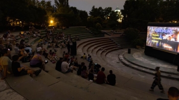 Ofrece una alternativa cultural y de ocio al aire libre durante los meses estivales