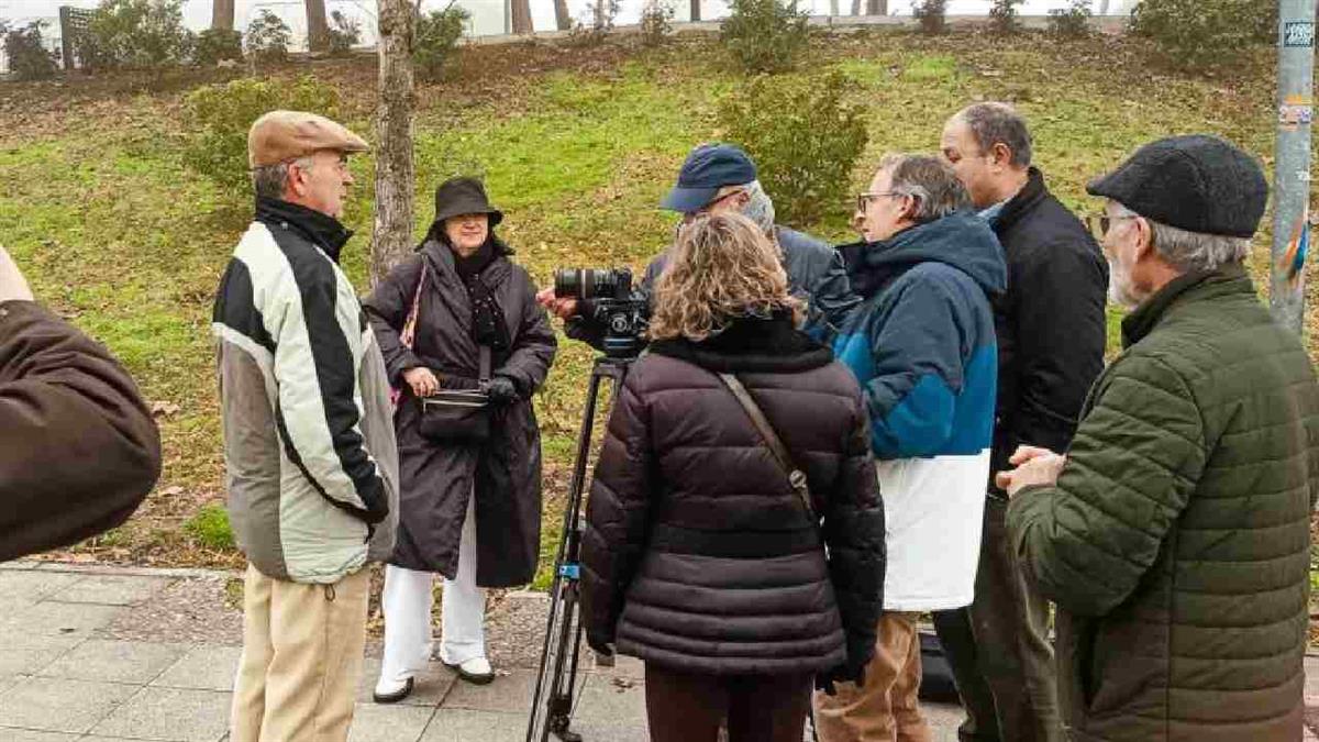 La historia explora el reto de cambiar de vida cuando el protagonista deja su pueblo en busca de nuevas oportunidades
