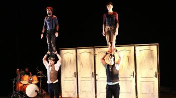 Este domingo, la compañía La Trócola trae un espectáculo lleno de luces, color y mucho circo