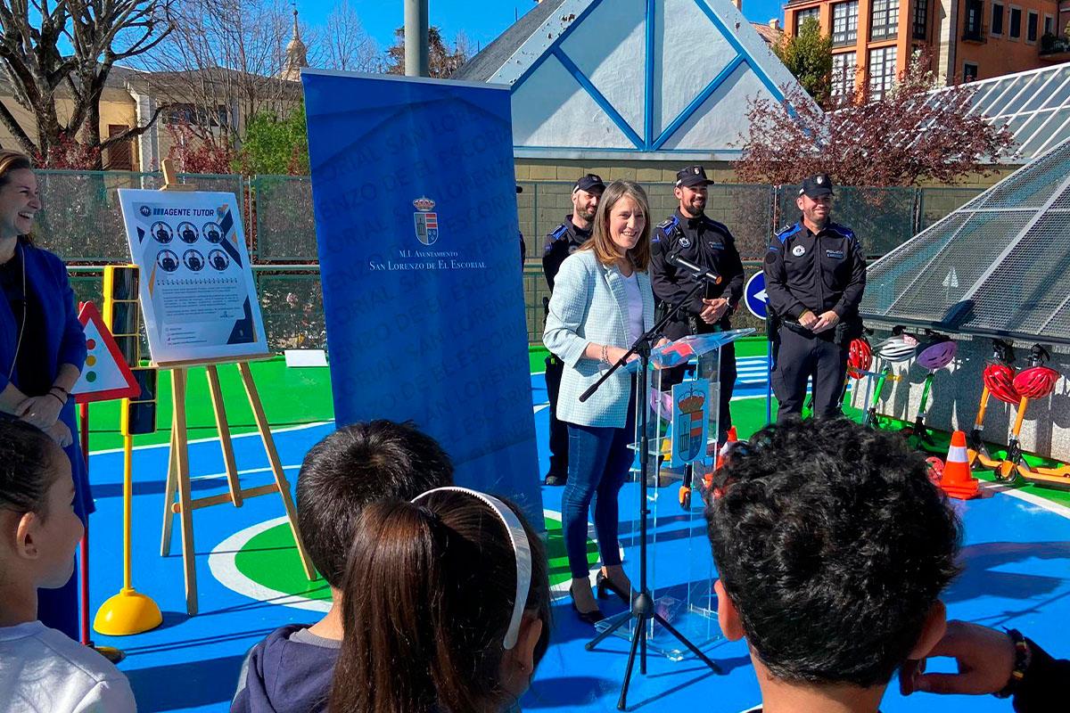 Los ‘Agentes Tutores’ enseñan buenos hábitos de vialidad a los escolares del Escorial