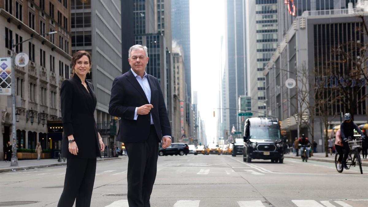 La presidenta se cita con el alcalde de la ciudad para disfrutar de 'Vuela' de Sara Baras