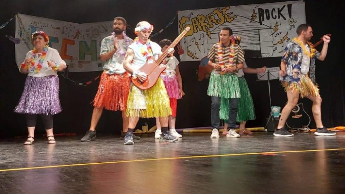 La concejala Nadia Álvarez ha asistido a la sexta edición de Tu cara me suena, espectáculo organizado por la junta municipal del distrito
