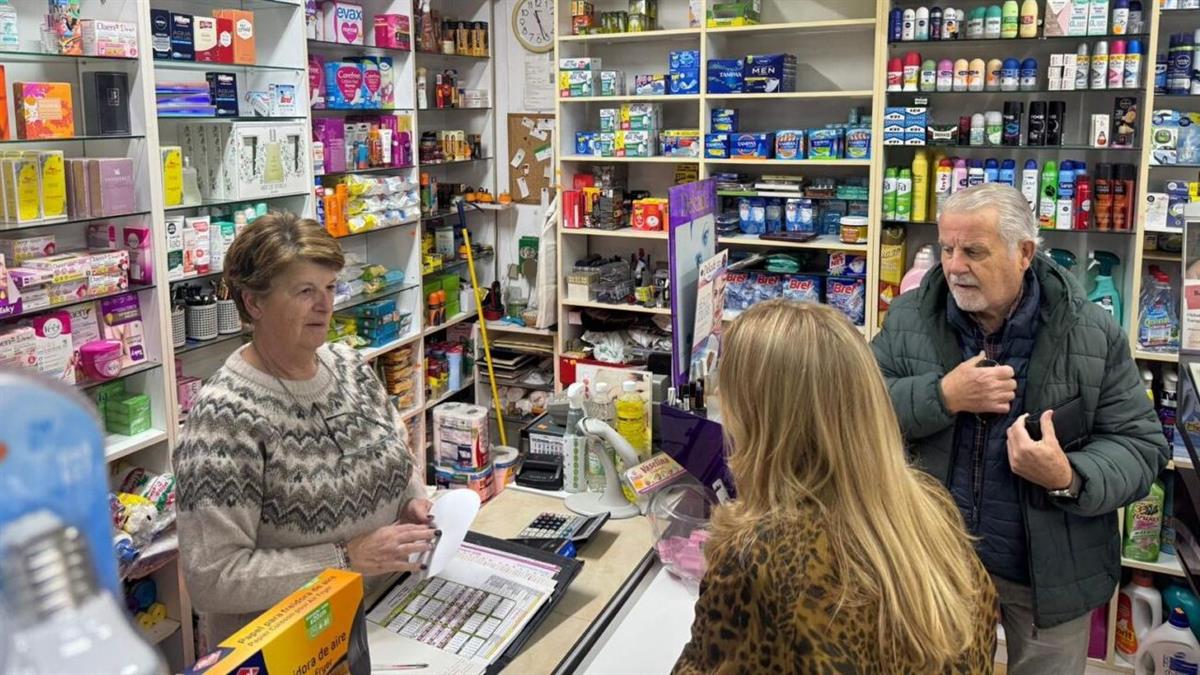 La concejala, Nadia Álvarez, les ha entregado el distintivo ‘Treintañeros de Ciudad Lineal’