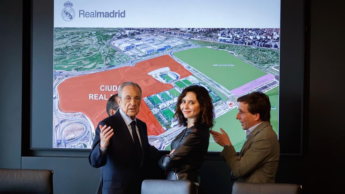 Ayuso acude a la presentación de este espacio que permitirá atraer mayor inversión a la región y generar empleo