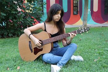 Lee toda la noticia 'Clara Barbeito lanza su primer trabajo 'Donde nos lleve el tiempo''