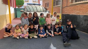 Gracias a la nueva iniciativa, los niños podrán recibir clases de educación vial en el colegio, impartidas por la Policía Local en el CEIP Claudio Vázquez