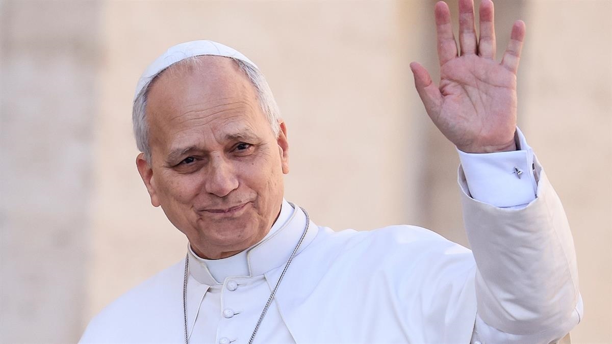 La presidenta entrega la Medalla Internacional de la Comunidad de Madrid al Papa