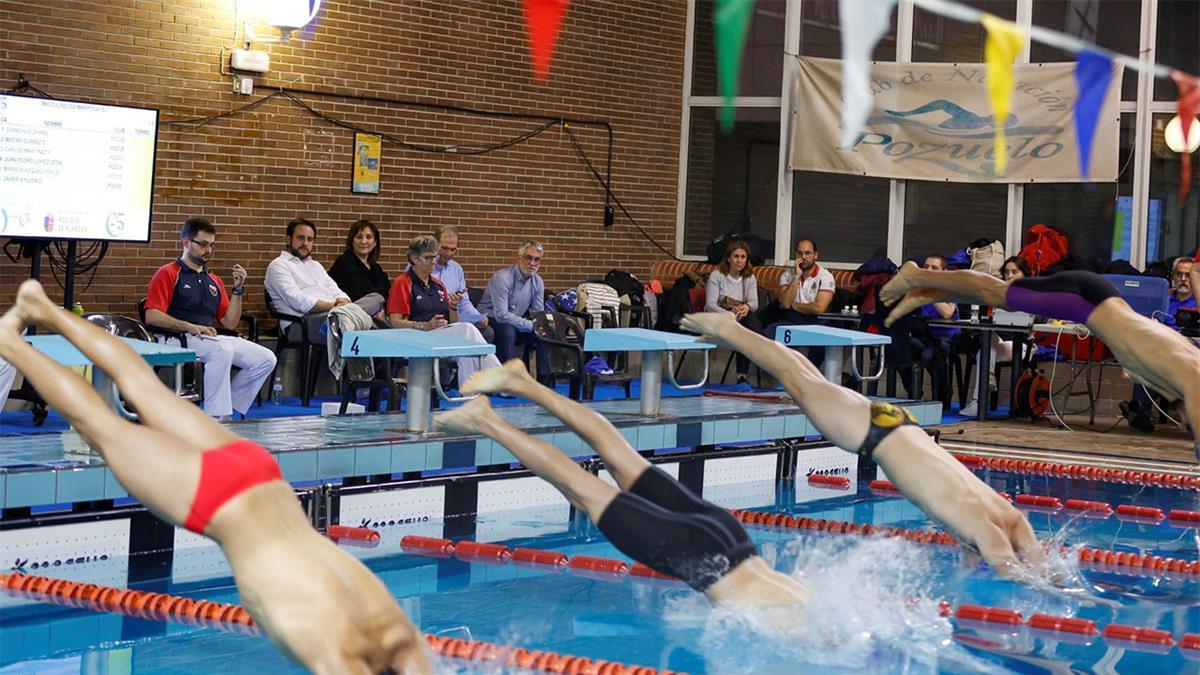 El Club Natación Pozuelo celebra su 25 aniversario con un torneo en la piscina del polideportivo municipal El Torreón

