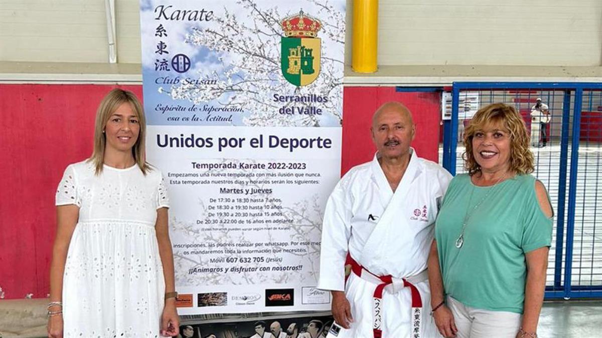 Los jóvenes karatekas amenizaron el acto con una exhibición 