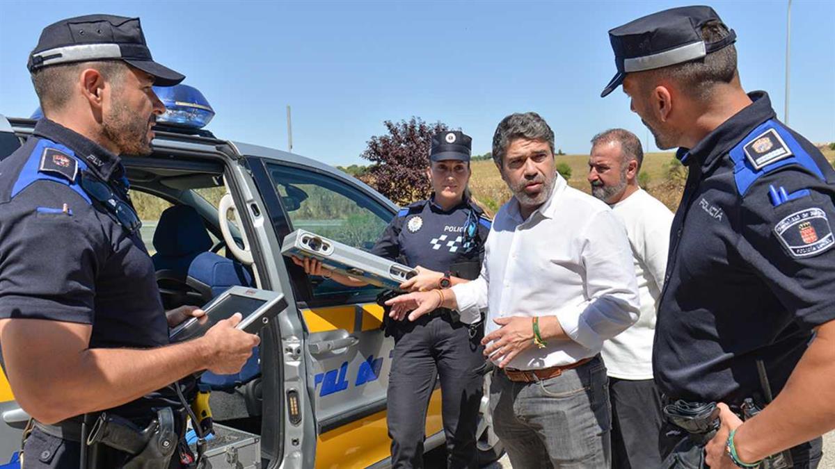 La DGT ha cedido a la Policía Local un vehículo para llevar a cabo una campaña de control de velocidad