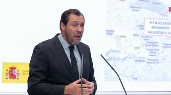 El ministro denuncia la petición de ayuda de los presidentes del PP mientras el fuego permanece