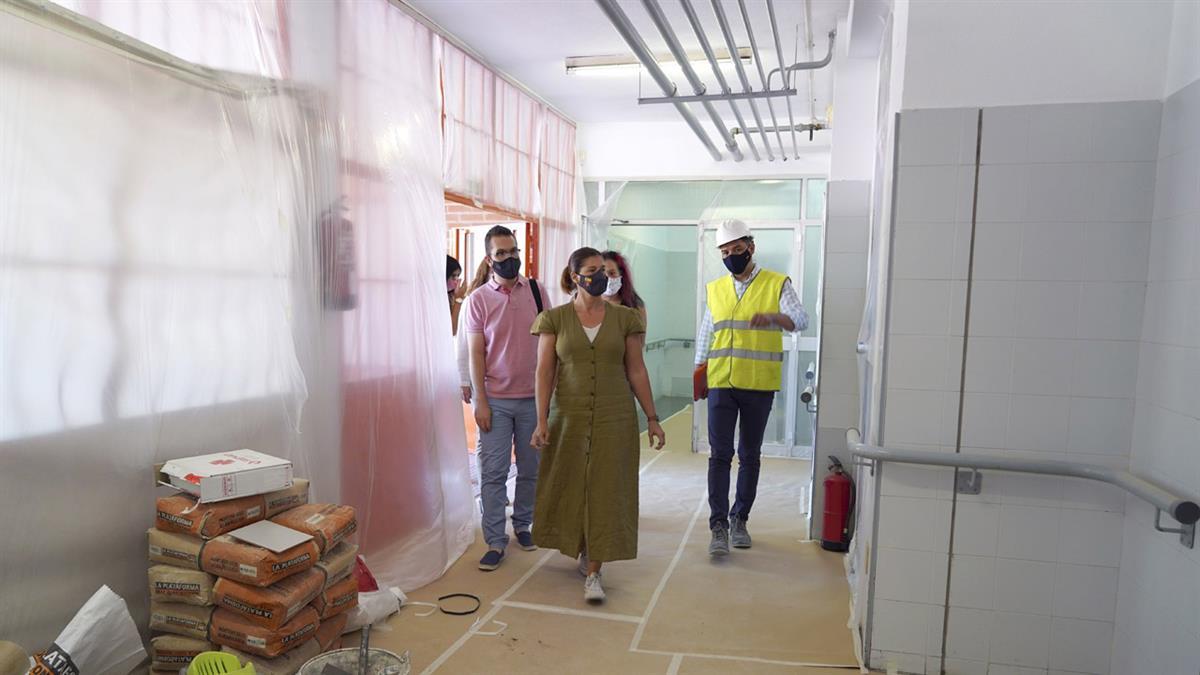 La reforma ha permitido ya la actualización y mejora de la accesibilidad en unos 40 aseos y la renovación de la red de aguas en una decena de CEIP