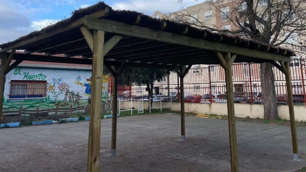 El Ayuntamiento ha instalado pérgolas y sistemas de climatización para mejorar el confort del alumnado