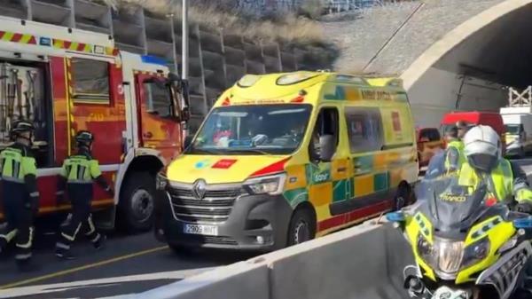 La colisión entre dos camiones deja un vertido de sosa cáustica en la M-50