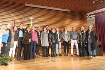 El Ayuntamiento ha querido conmemorar la trayectoria de los 19 maestros que se jubilaron el pasado curso