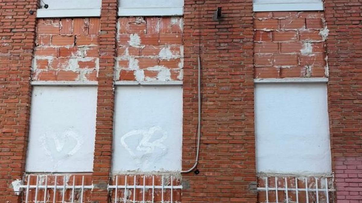 El municipio, libre de edificios ocupados ilegalmente tras el precinto del inmueble de la calle Alpedrete, por razones de seguridad
