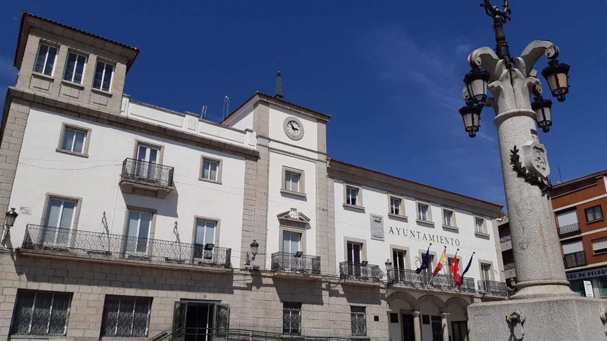 ENCUENTRO LITERARIO CON JUAN TORRES, CUADERNOS DE VIAJE Y VISITA A LA SALA TAURINA JAVIER VILLÁN