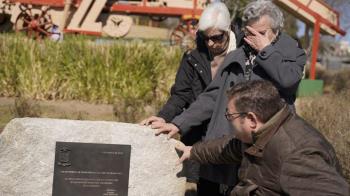 La glorieta de Paseo de la Estación ya luce la histórica máquina trilladora de la familia García Izquierdo