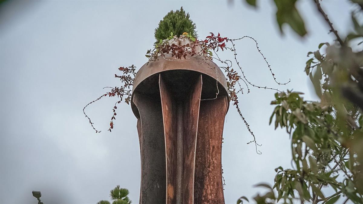 La escultura ha sido creada por el colmenareño Patricio Chivato Torrego y se encuentra en el Parque de los Héroes