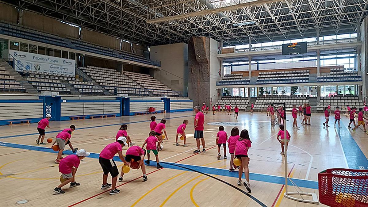 Los jóvenes aprenden diferentes disciplinas deportivas y se divierten conociendo nuevos amigos en estos meses sin colegio