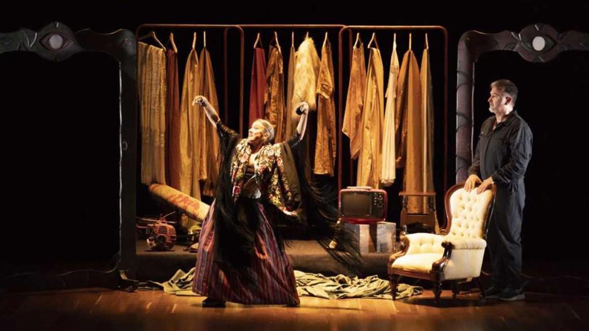 La comedia 'Por Voluntad Propia' combina humor, poesía y una mirada filosófica