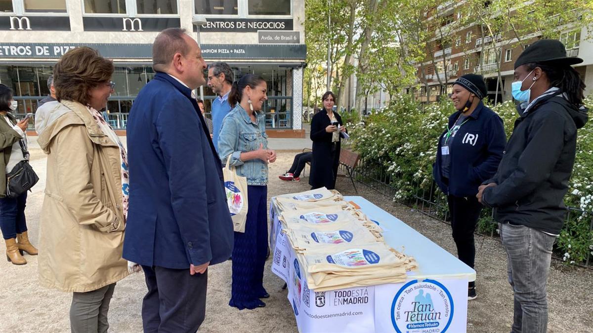 Miguel Ángel Redondo y Blanca Pinedo han visitado los establecimientos de la avenida de Brasil para difundir el programa ‘Todo está en Madrid’