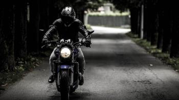 Un hombre comenzó a circular en sentido contrario por la carretera, provocando la muerte de un conductor de 20 años